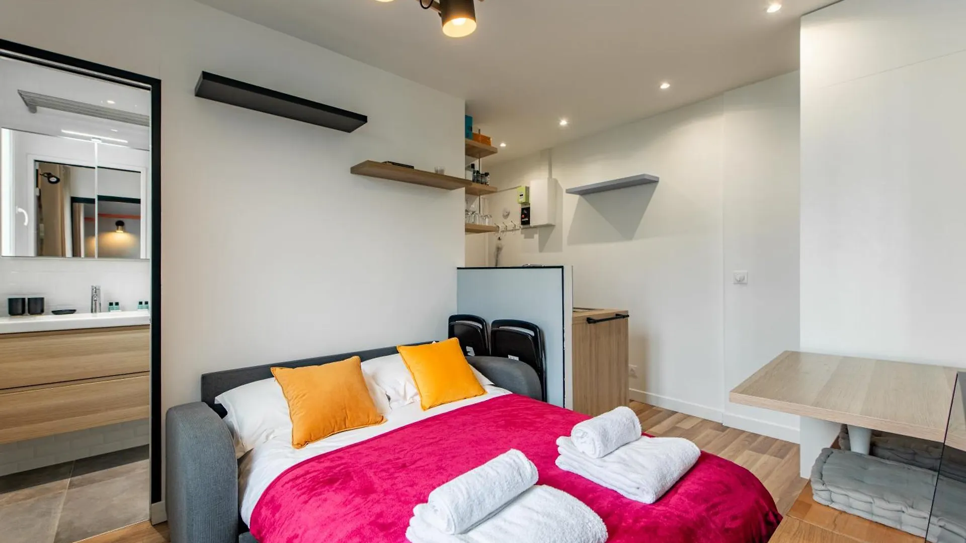 Apartment Cozy 1-bedroom With Amenities Near Iconic Montmartre Neighbourhood
