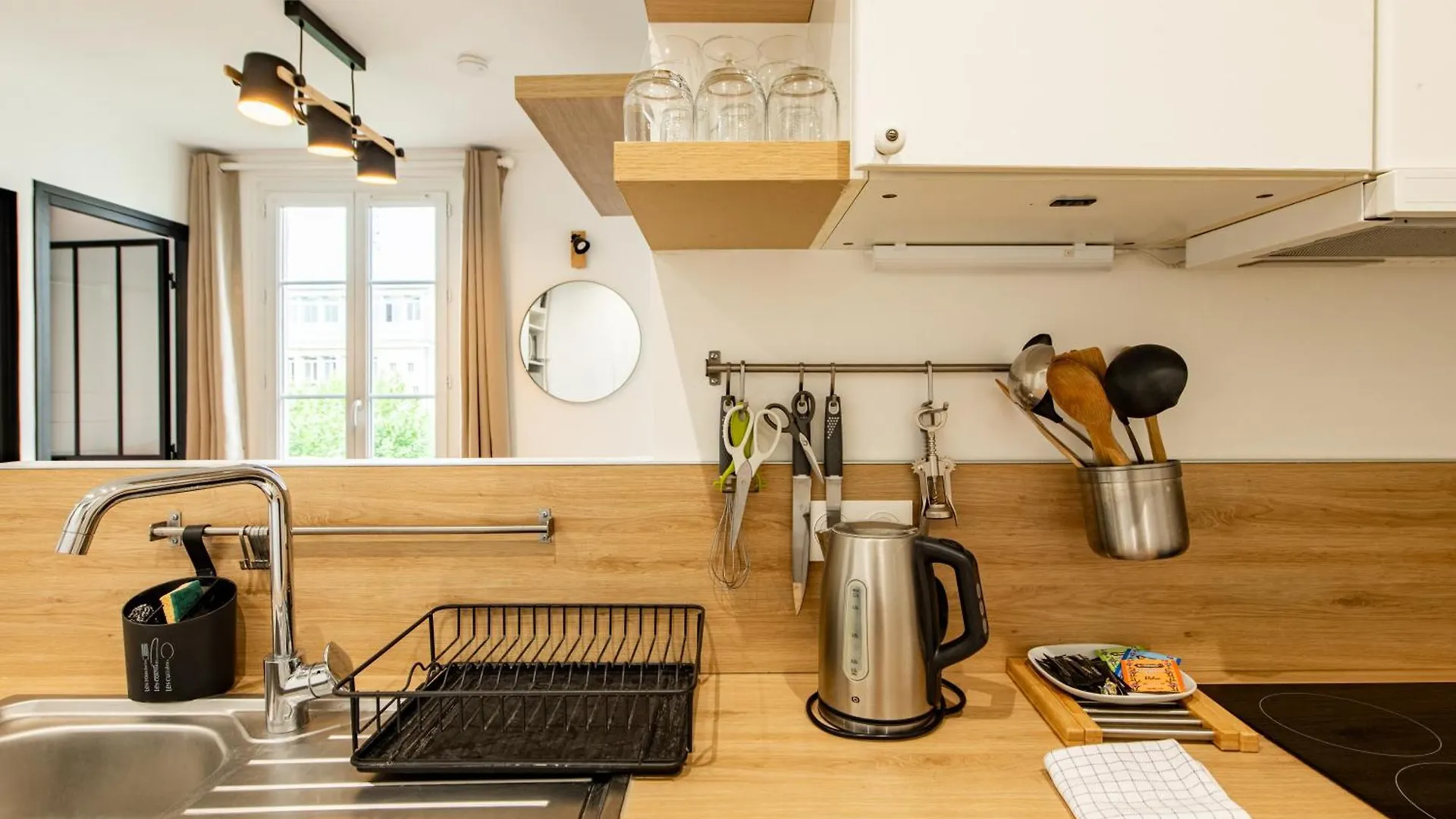 Cozy 1-bedroom With Amenities Near Iconic Montmartre Neighbourhood Apartment Paris