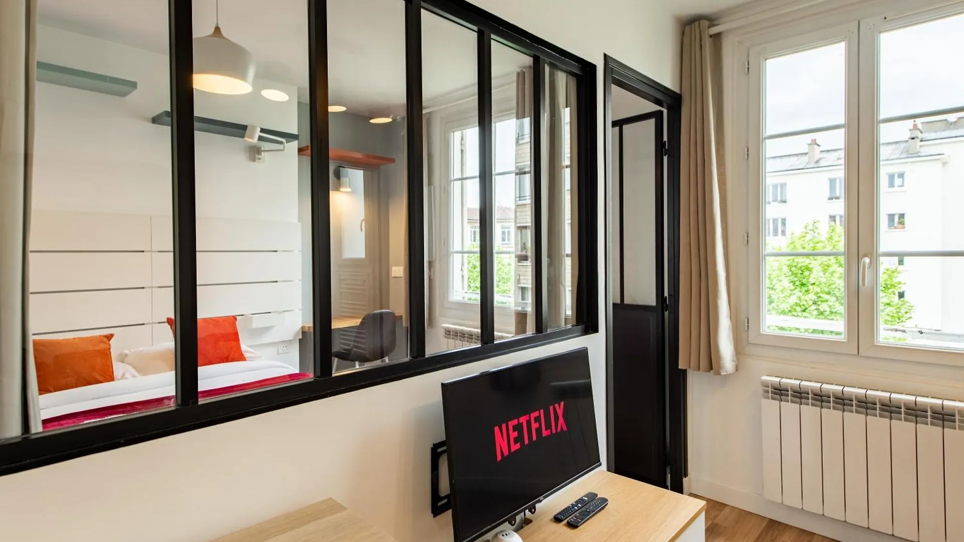 Cozy 1-bedroom With Amenities Near Iconic Montmartre Neighbourhood Apartment
